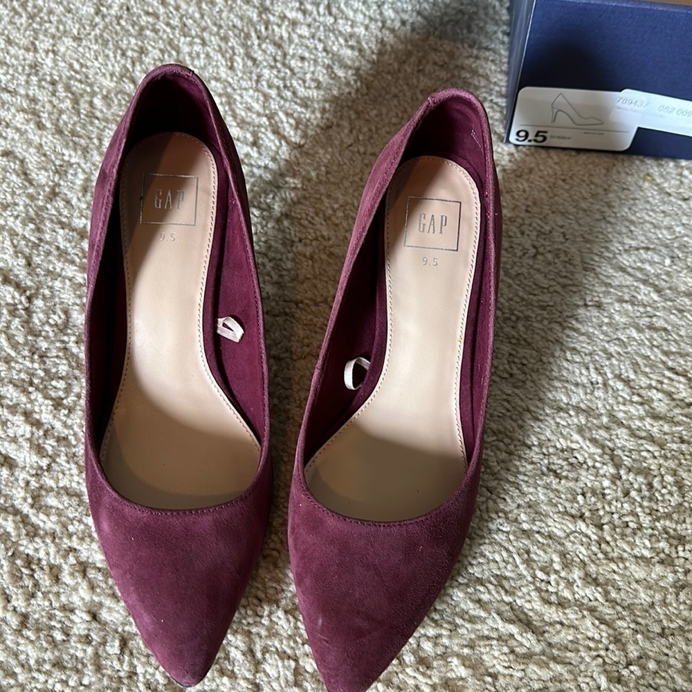 Gap suede classic pump in Bordeaux size 9. 5.